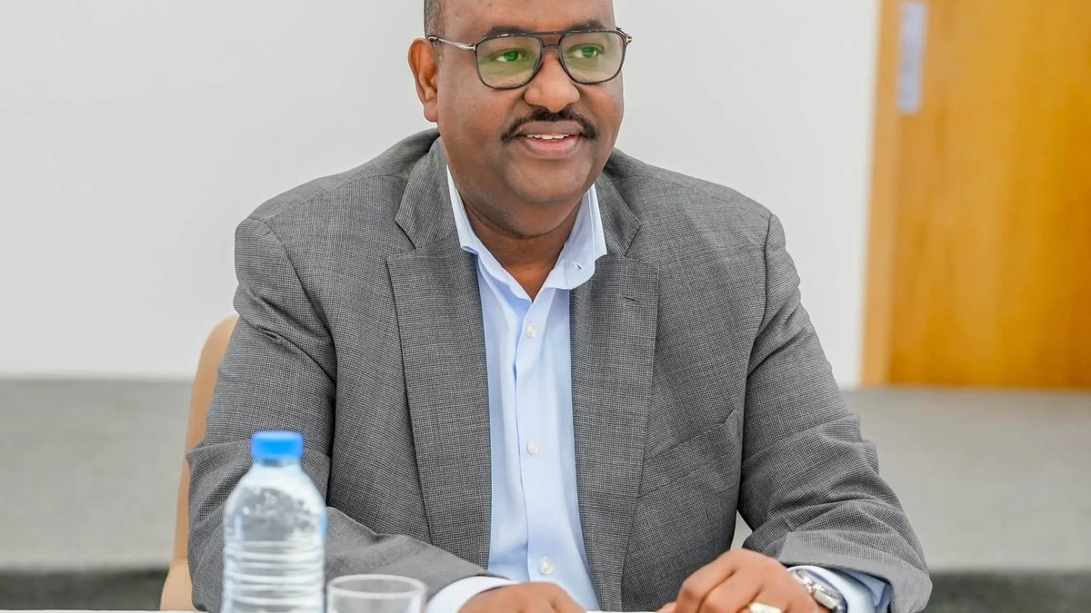 Deni oo Garoowe ku laabtay kadib 41 maalmood oo uu dalka ka maqnaa