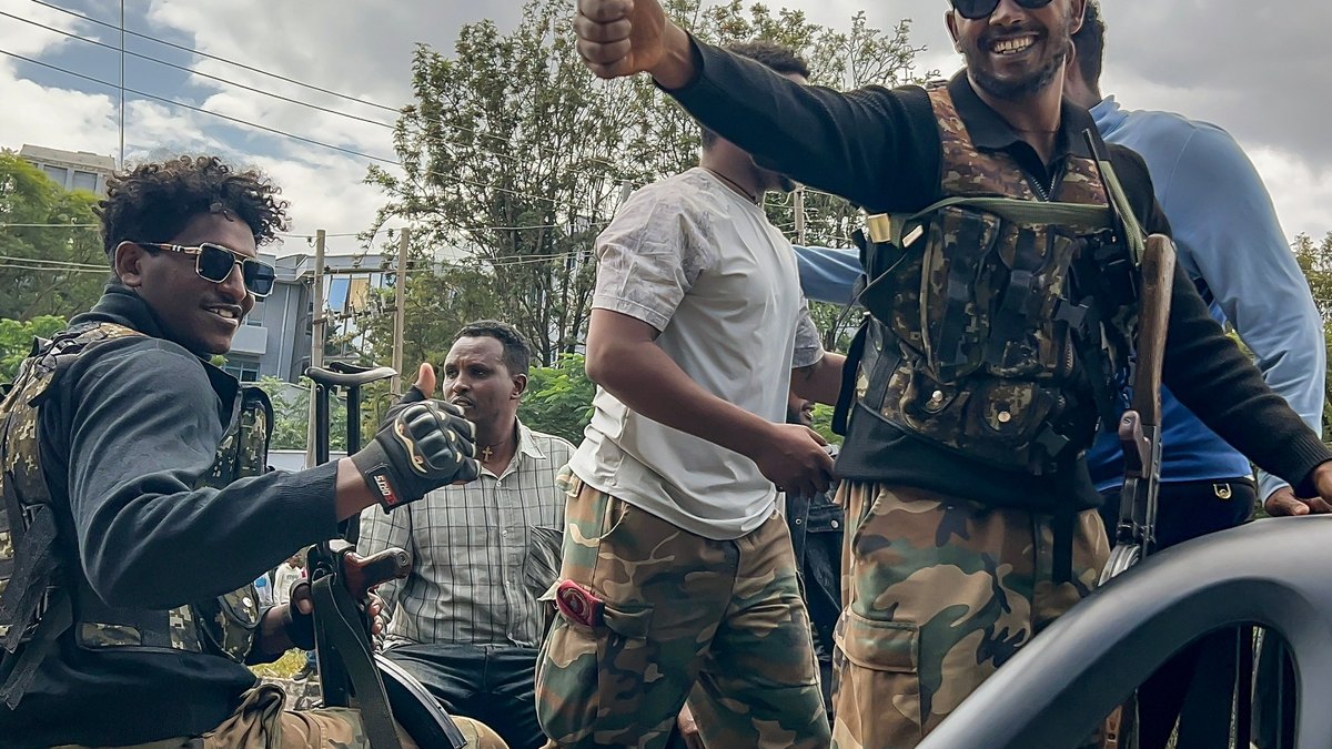 Tigray: Sarkaal ugu baaqay fallaagada in ay hubka dhigtaan, taliye hore u ballan qaaday in uu dagaalka sii wado