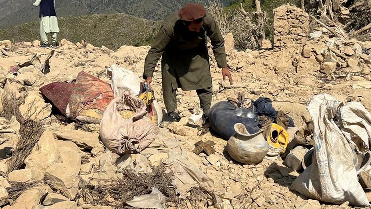 Pakistan waxay ku dhuftay dagaal hawo ah labo gobol oo Afghanistan ah, waxaana dhintay dad rayid ah