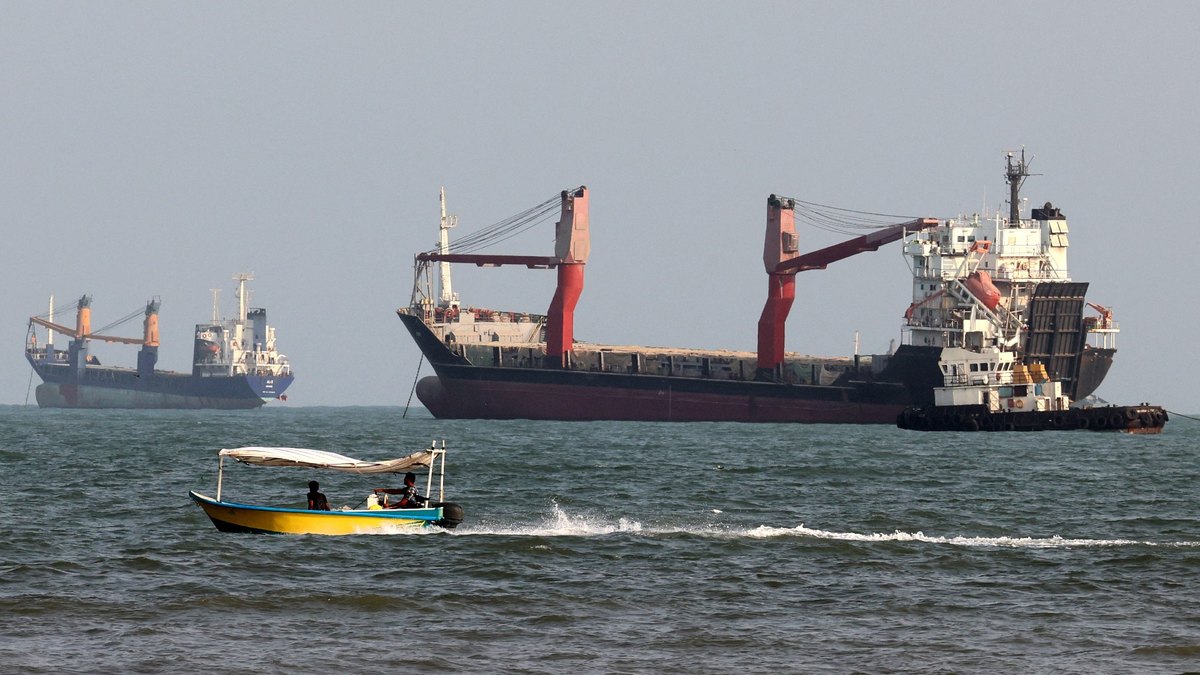 Hawlgalka Badbaadinta Markabka Caroline Bezengi oo Xeebta Ciraaq ee Cumaan Ka Bilaabmay