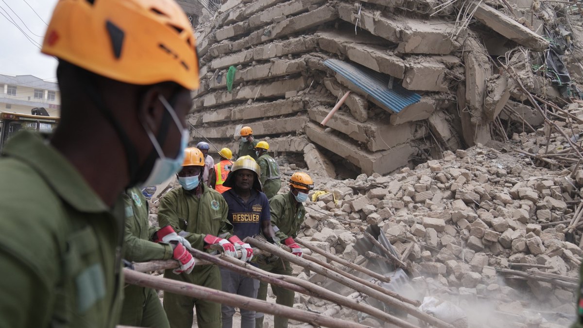 Dhismo dabaqyo badan leh oo ku dumay Nairobi; dad badan ayaa lagu qiyaasaa inay ku xayiran yihiin