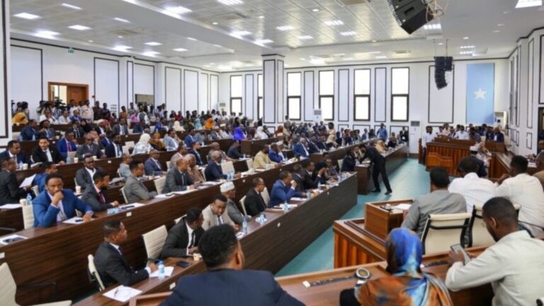 Baarlamanka Soomaaliya oo ka dooday mushaar kordhinta ciidanka