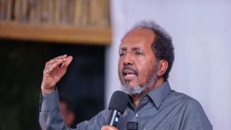 Madaxweyne Xasan oo beeniyey inay wadahadal kula jiraan Al-Shabaab