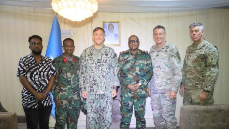 Hoggaanka militariga Soomaaliya iyo Mareykanka oo ku kulmay Muqdisho