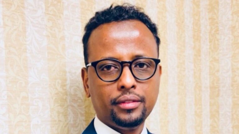 Martida Makarafoonka: Ahmednur Ugas muxuu ka yiri isticmaalka dhallinyarada ee Baraha Bulshada?