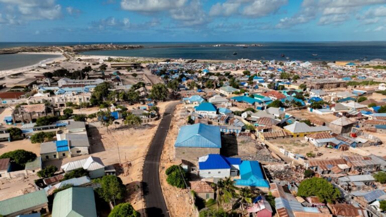 Dowladda federaalka iyo Jubbaland oo siyaabo kala duwan uga hadlay shaqaaqo ka dhacday Kismaayo