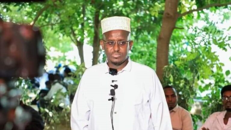 Guddoomiyaha Shabelaha Hoose oo booqday barakacayaasha Afgooye