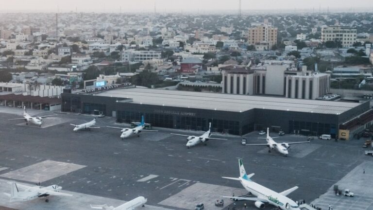 Maareeyaha Garoonka Muqdisho oo ka hadlay hakinta duulimaadyada Kenya Airways