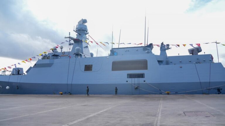 Markab dagaal oo Turkigu leeyahay oo kusoo xirtay dekadda Muqdisho