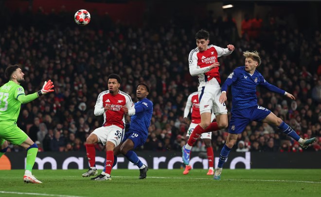Arsenal see off Dinamo to move to brink of last 16