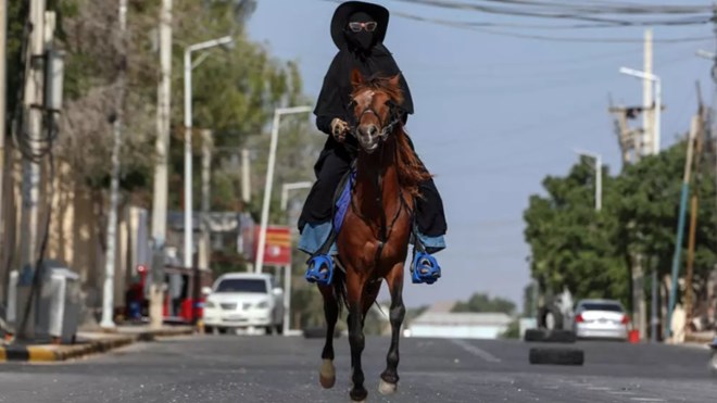 New rider in town: Somalia’s first woman equestrian turns heads