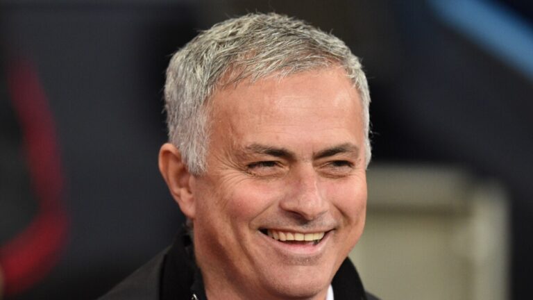 Tababaraha cusub ee Fenerbahce Jose Mourinho oo gaaray Istanbul