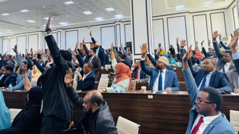 Baarlamanka Soomaaliya oo ansixiyay codsi uu u gudbiyay Madaxweyne Xassan Sheekh Maxamuud