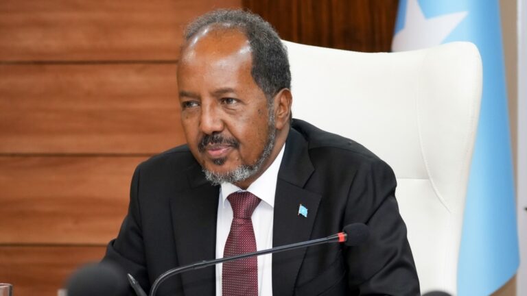 Laba sano kadib maxaa u qabsoomay madaxweyne Xasan Sheekh?