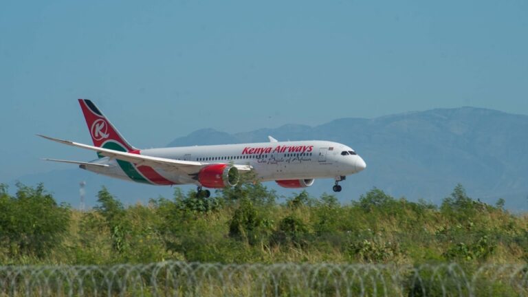Maxaa Kenya Airways ku qasbay in ay joojiso duulimaadyada Muqdisho?