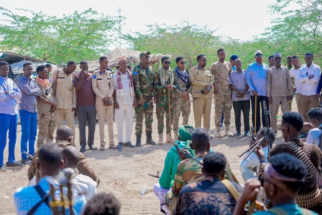 Hiiraan governor inspects Ma’awisleey forces ahead of anti-Al-Shabaab offensive