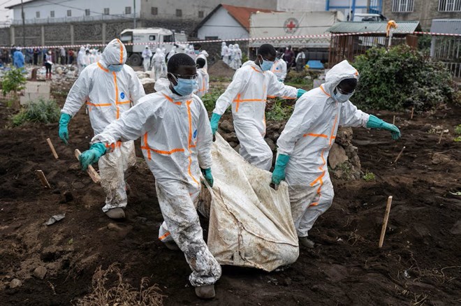 As Goma ceasefire largely holds, Congo rushes to bury bodies from rebel offensive
