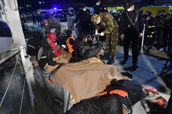 Algerian coast guard rescues 16 Somali migrants from drifting vessel