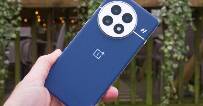 OnePlus 13 lands useful AI tricks and a fix for camera snags