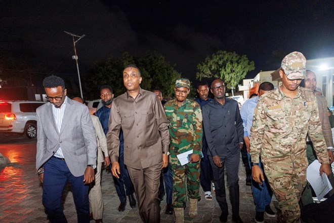 Prime Minister Hamse Abdi Barre visits injured soldiers and civilians in Mogadishu