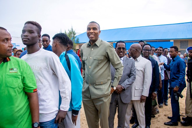 Prime Minister Barre visits voter registration site in Mogadishu’s Shangani district