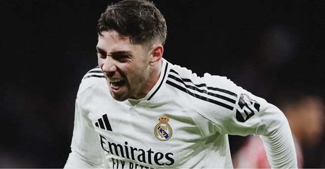 Late Valverde goal keeps Real Madrid in La Liga title race