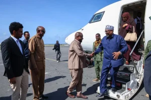 Aadan Madoobe oo ka degay Muqdisho kadib markii uu soo qaatay kursiga K/Galbeed + Sawirro