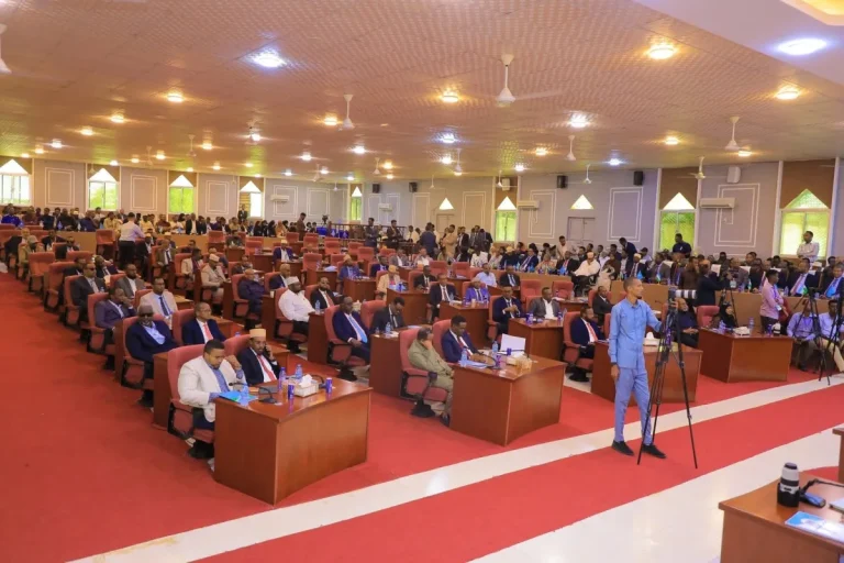 Barlamaanka Puntland oo ku guul-darraystay inay u yeeraan Madaxweyne Deni.